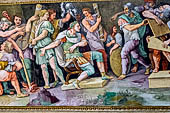 Mantova, Palazzo Te - Camera degli Imperatori. L affresco dipinto sulla volta raffigura Cesare che ordina di bruciare le lettere di Pompeo. 